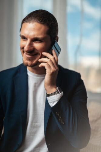 Ferenczi Sándor telefonon egyeztet egy ügyféllel – kapcsolatfelvétel a Summa Developmenttel